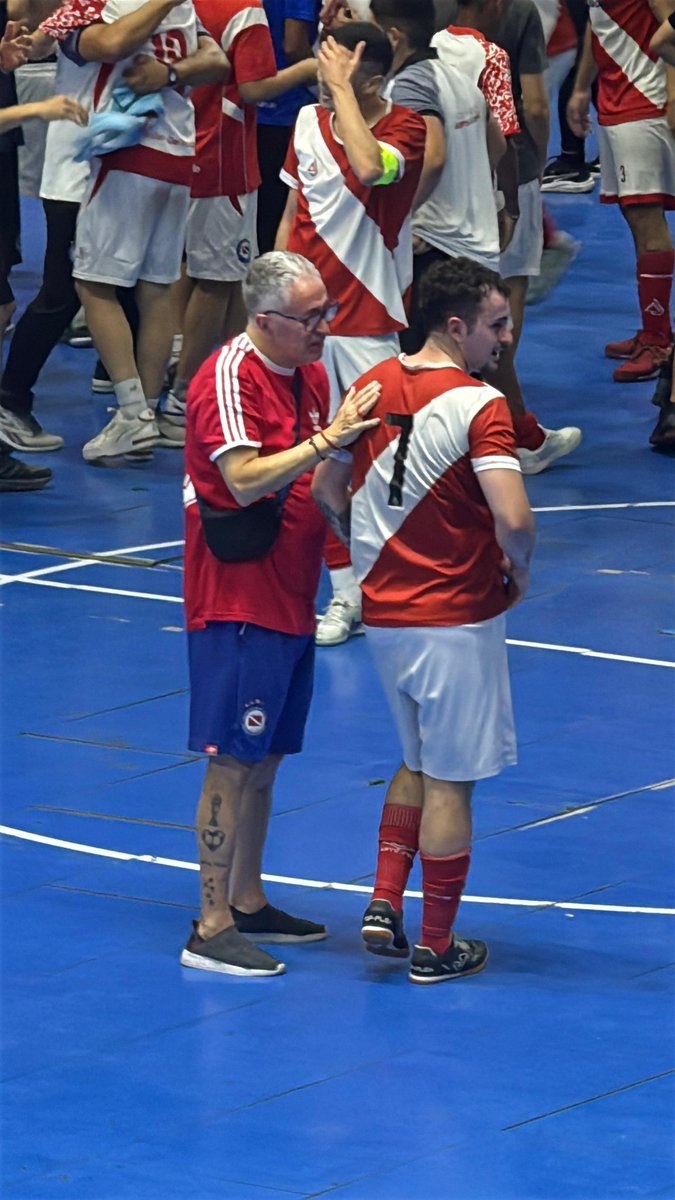 carlosbichoboan's tweet image. Nada en la vida iguala ver salir campeón a tu hijo con los colores que amamos, momento inolvidable , te amo hijo gracias @FutsalAAAJ #AAAJ