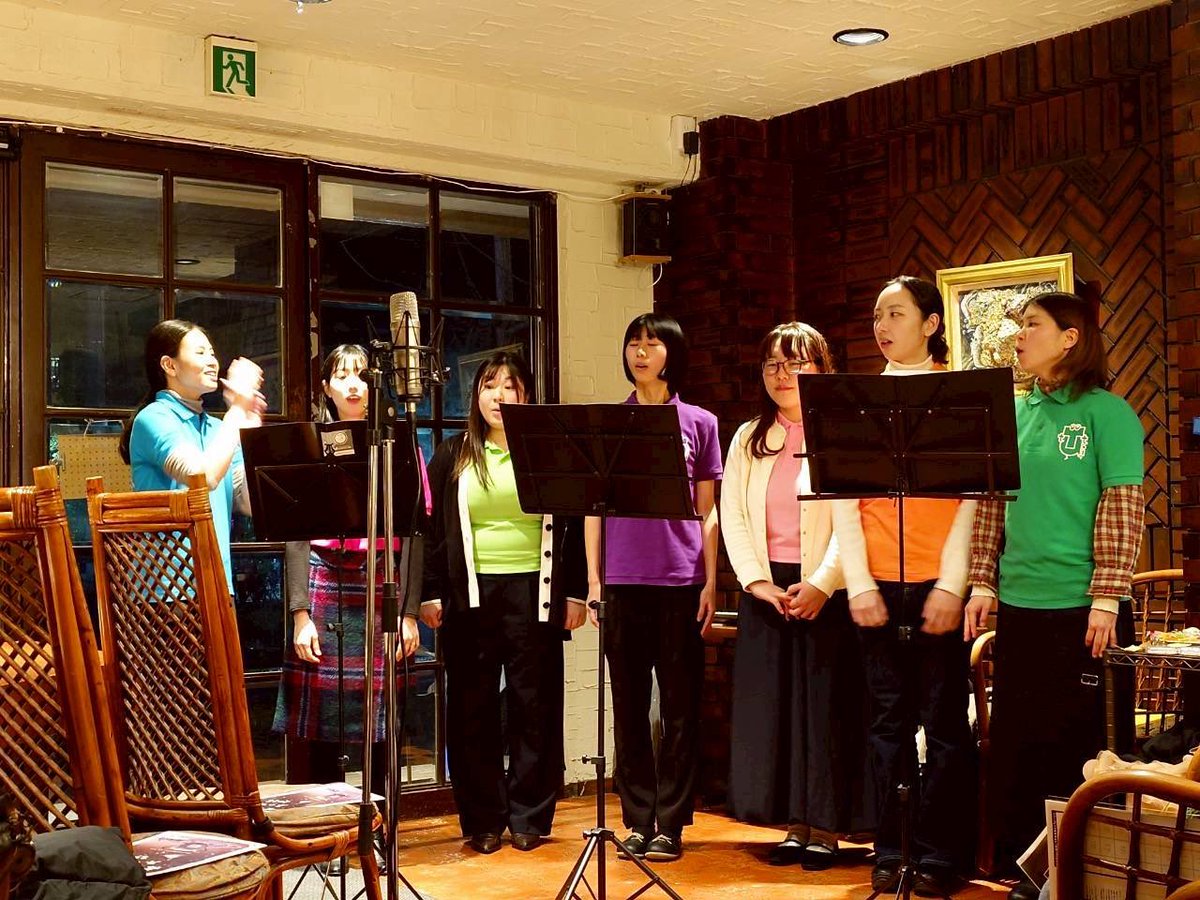 Tutti_chorus's tweet photo. 昨晩Tuttiミニコンサート終演しました😊
寒い中お越しいただいたお客様ありがとうございました♪
喫茶店ならではのお客様との距離が近く、アットホームに歌う事ができました！次の出演予定は1月10日ゼスト御池にて歌います☺️これからもTuttiをよろしくお願いします！
#tutti #喫茶フィガロ #ふゆぶん https://t.co/TAJITBkqV0