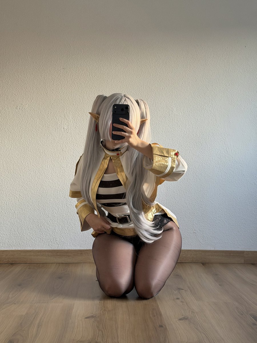Imfacelessgirl's tweet photo. Frieren 🤍🧝🏻‍♀️ 
#frieren #frierencosplay #FrierenLookingUp https://t.co/t3DmEa2HuM