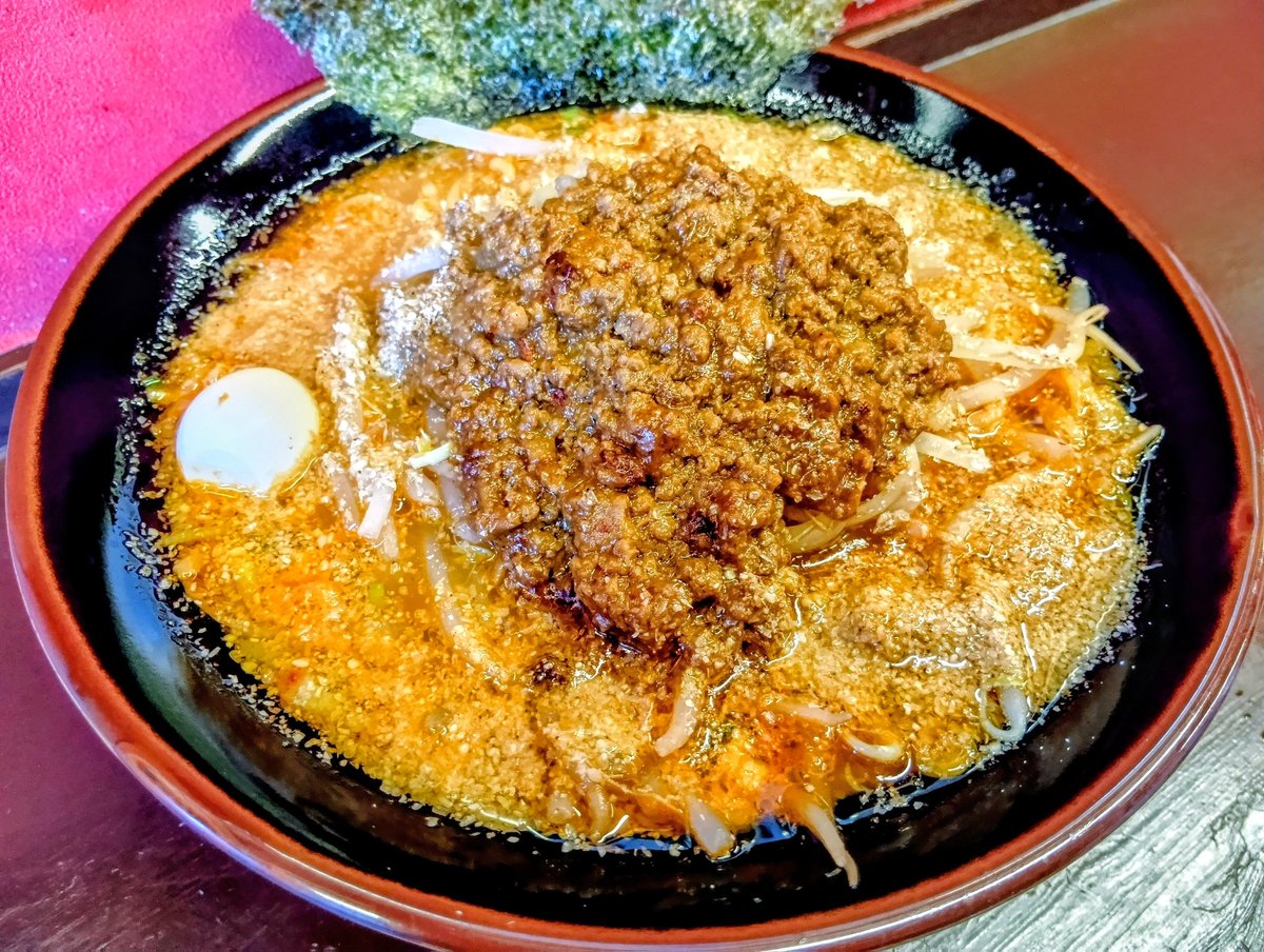 tontokotong's tweet image. 本日はみそ坦々麺！挽肉は生姜や甜麺醤､落花生や中国山椒など数種類の材料で仕上げた当店自家製の特製挽肉！擦りゴマが味噌スープに合い､香りが立ち香ばしい！今回は中華細麺！麺の小麦の香りが味噌スープと相まって､坦々挽肉が溶け込み美味しい！大満足！ #ラーメン #豚とことん #伊奈町 #埼玉県