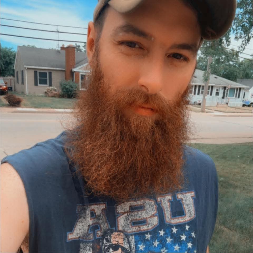 kibbles349's tweet photo. Oh the contrast of no beard vs full beard https://t.co/urbAPDuFZQ