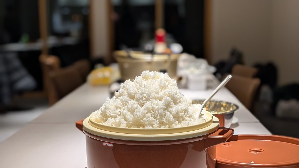 f_spacecon's tweet photo. 国内唯一の宇宙特化インキュベーション施設に泊まる夜。
​夕食は…地元のお肉屋さんで買った揚げ物と山盛りご飯で「やんちゃ」に！🍚🍤
​醸造所で聞いた話を反芻しながら、最先端の場所で地元の味を噛み締める。
最高の「実証滞在」体験になったらうれしいですね。 https://t.co/Ss6RomEBt5