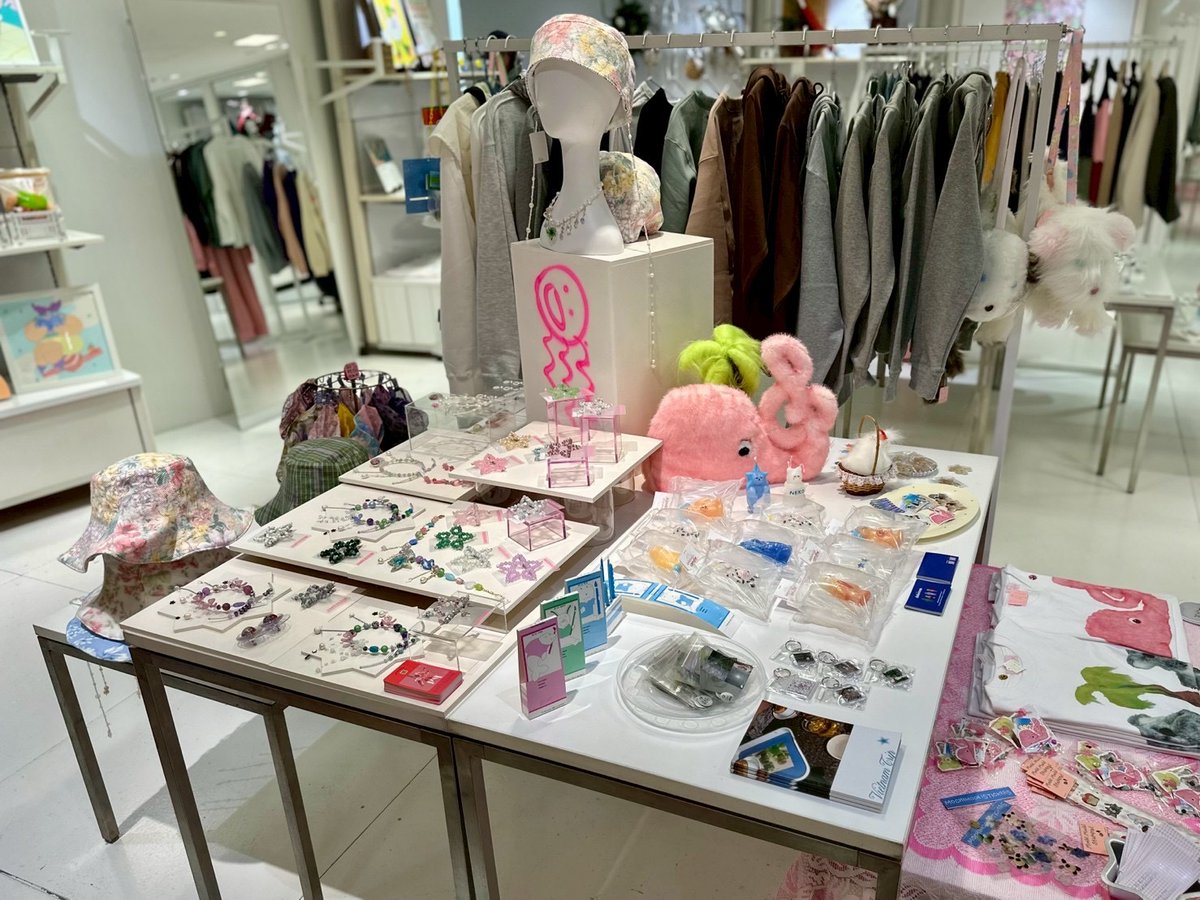 Art_meets_Life's tweet photo. foggy ripple ; shop POP-UP STORE
■12月25日(木)まで
■A館4階＝プロモーションスペース
foggy ripple (フォギーリプル)は、ブランド同志が「ゆるやかに交わり、響き合う」瞬間をかたちにするプロジェクト✨
ファッションウェアを軸にイラスト、アクセサリー、雑貨など、多彩な商品を展開中😆 https://t.co/lmOec0vGht