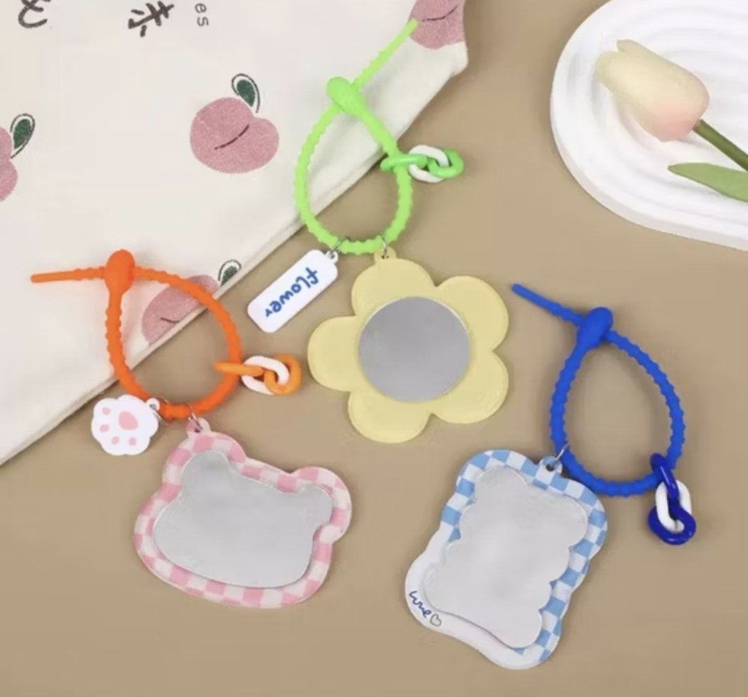 bluebernay's tweet photo. mini mirrors that live in my bag https://t.co/uvC62jLUS6