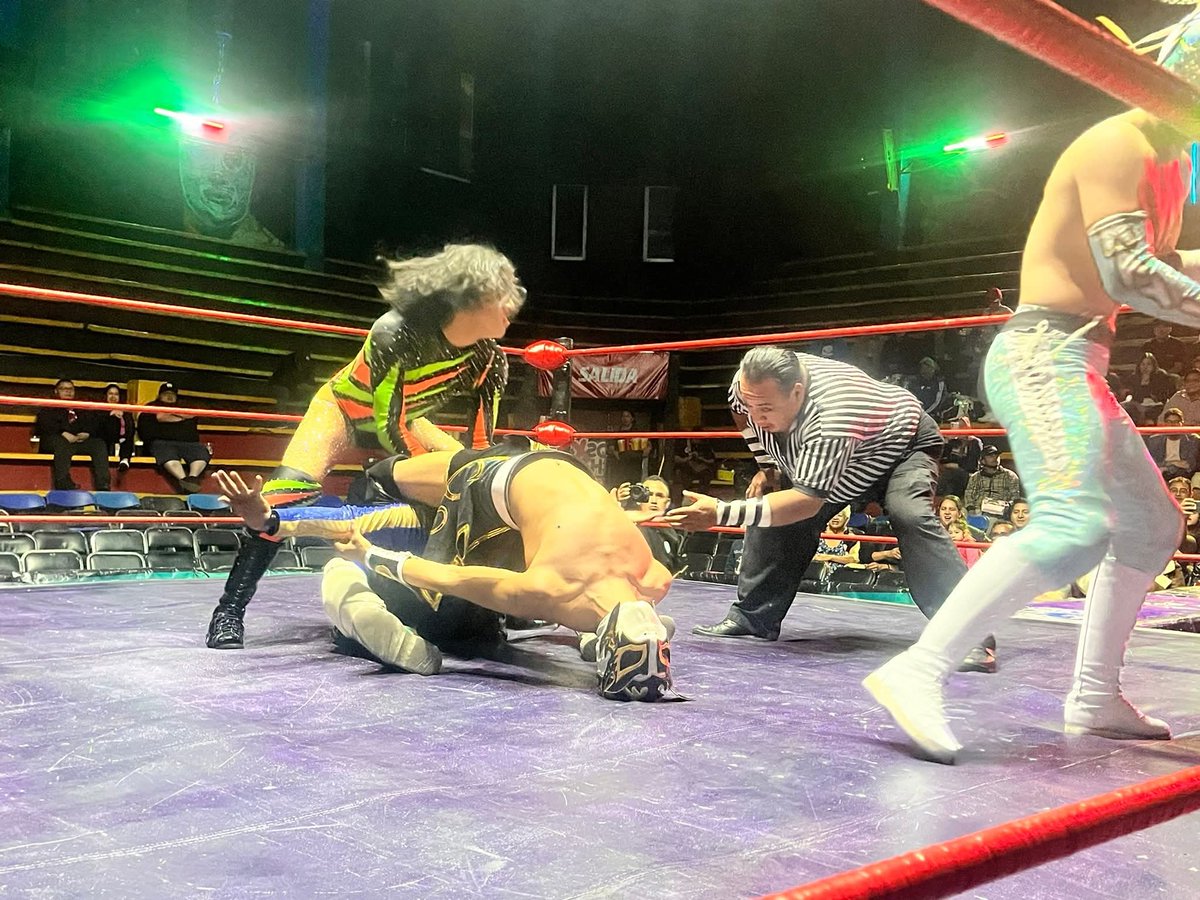 LaTijeraLucha's tweet image. Se abren las acciones de la #ArenaNeza con una batalla en relevos de color,donde #MayingFly,#PrinceMagic y #Davisha caen ante #ToritoNegro, #ChamacoDavila y #Cachetada, este último sacó el “colmillo” para hacer una enredadera y apoyarse de las cuerdas para no soltar a su rival...