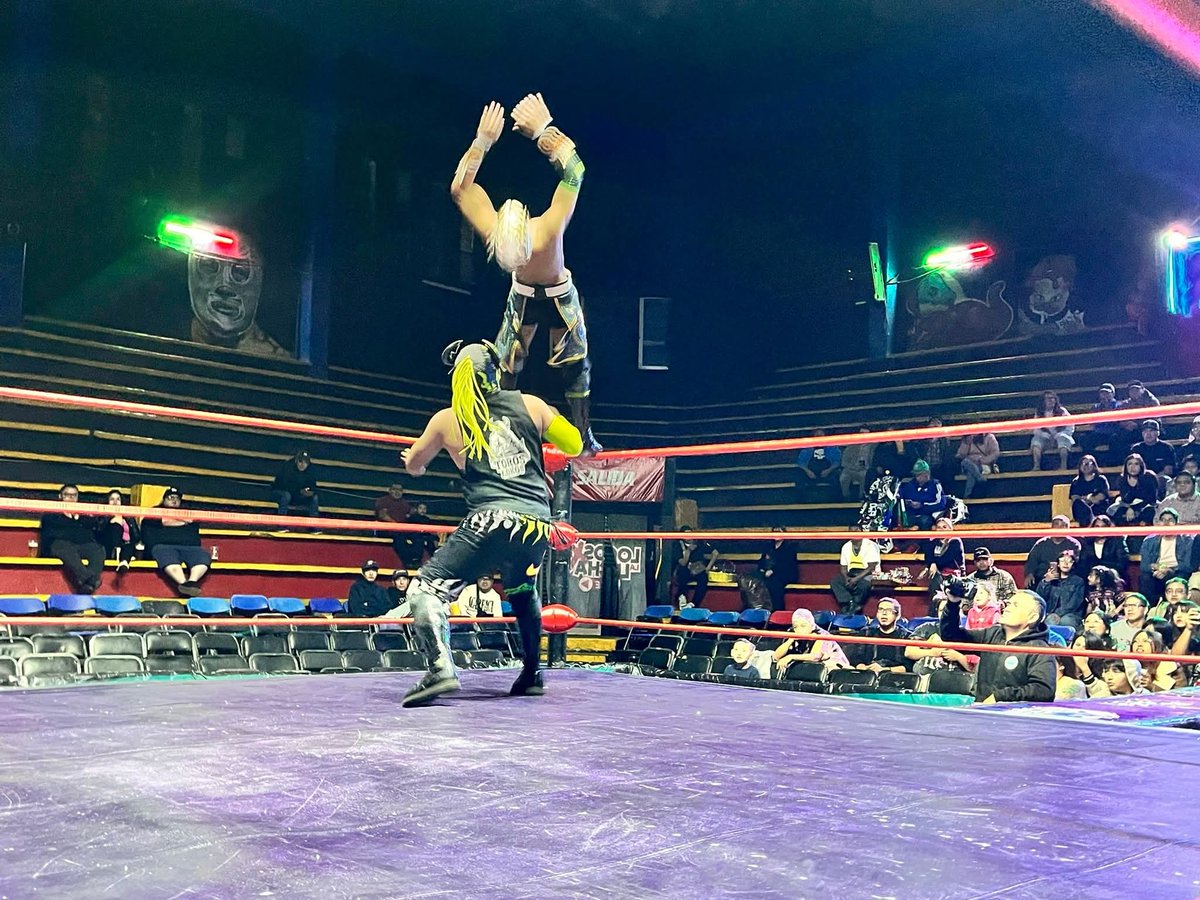LaTijeraLucha's tweet image. Se abren las acciones de la #ArenaNeza con una batalla en relevos de color,donde #MayingFly,#PrinceMagic y #Davisha caen ante #ToritoNegro, #ChamacoDavila y #Cachetada, este último sacó el “colmillo” para hacer una enredadera y apoyarse de las cuerdas para no soltar a su rival...