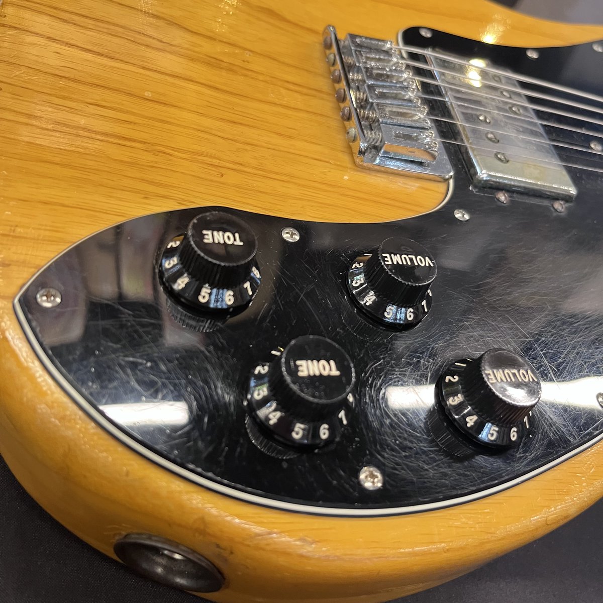 OtaichiGakki's tweet image. ヴィンテージ品入荷しております✨

Fender 1980 Telecaster Deluxe

バックコンター付きのハーフスラブのテレキャスターシェイプボディにラージヘッドストックのSTタイプネック、大型のPGと特異なスペック‼️

PUにはCuNiFeマグネットのWiderange Humbuckerをマウント👍👍
かっこいい～😎
＃Fender