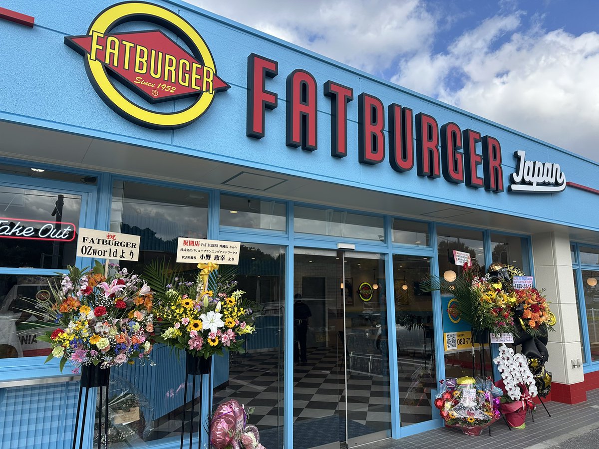 dee_okinawa's tweet photo. 【今日の沖縄】

「FATBURGER」アジア初の旗艦店が本日（12月15日）からプレオープンです。すでに長蛇の列。ハンバーガーのボリュームがやべえ。
現場からは以上です。 https://t.co/Uz7KiR3md9