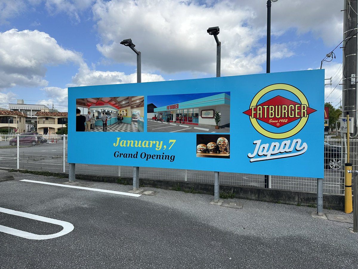 dee_okinawa's tweet photo. 【今日の沖縄】

「FATBURGER」アジア初の旗艦店が本日（12月15日）からプレオープンです。すでに長蛇の列。ハンバーガーのボリュームがやべえ。
現場からは以上です。 https://t.co/Uz7KiR3md9