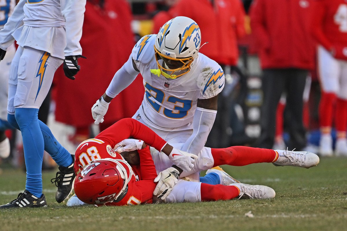 CGTNSportsScene's tweet photo. Three-time #SuperBowl winner #PatrickMahomes suffered #ACL injury as #KansasCityChiefs ruled out of #NFLPlayoffs for the 1st time since 2014.
๐ดKC drops to 6โ8, 3rd straight L, 5th in last 6
๐ดRun ends: 10 straight postseason trips, 5 SBs in 6 years, 3 rings (2020, 2023, 2024). https://t.co/QdQBmLEuM4