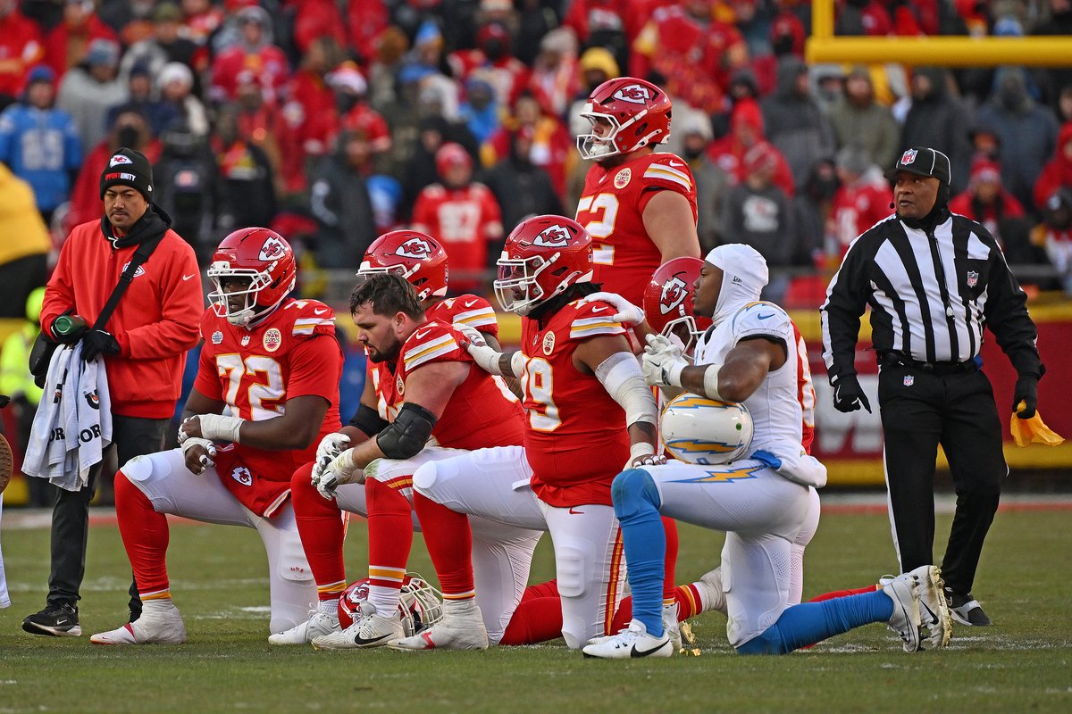 CGTNSportsScene's tweet photo. Three-time #SuperBowl winner #PatrickMahomes suffered #ACL injury as #KansasCityChiefs ruled out of #NFLPlayoffs for the 1st time since 2014.
๐ดKC drops to 6โ8, 3rd straight L, 5th in last 6
๐ดRun ends: 10 straight postseason trips, 5 SBs in 6 years, 3 rings (2020, 2023, 2024). https://t.co/QdQBmLEuM4