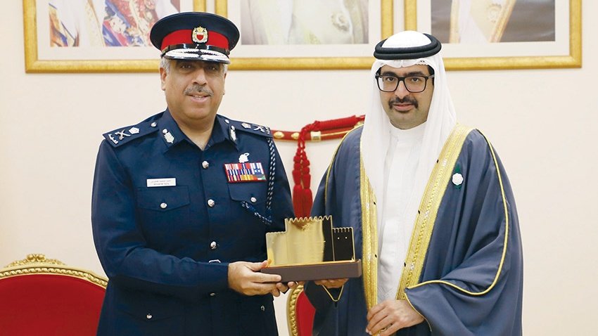 بحريننا| محافظ الجنوبية يكرم عددا من الجهات الأمنية بمناسبة يوم شرطة البحرين 