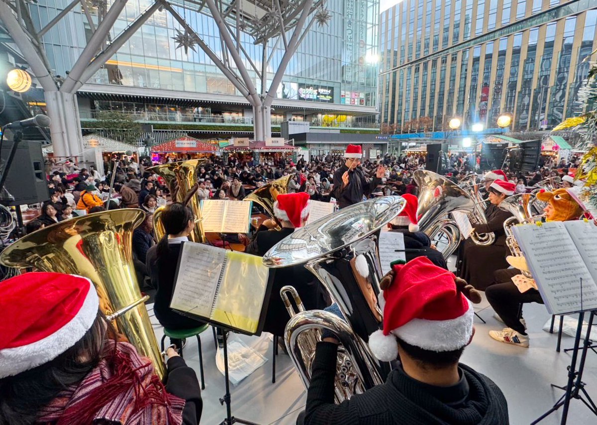 yowdow's tweet photo. 🎄博多駅のクリスマスマーケットで演奏‼️
2ステージ終了😊🎶
なかなか珍しいユーフォニアム&チューバだけの演奏で、楽しめました‼️
#福岡チューバクリスマス #チューバクリスマス #TubaChristmas #クリスマスマーケット #博多駅クリスマスマーケット #博多駅イルミネーション #ユーフォニアム #ユーフォ #チューバ