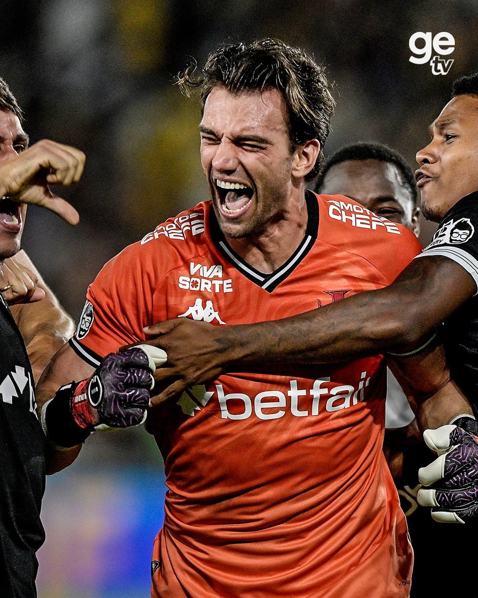 NewsAlmirantee's tweet photo. Leonardo César Jardim é um futebolista brasileiro que atua como goleiro no Vasco da Gama. https://t.co/SMj1O6i6k1
