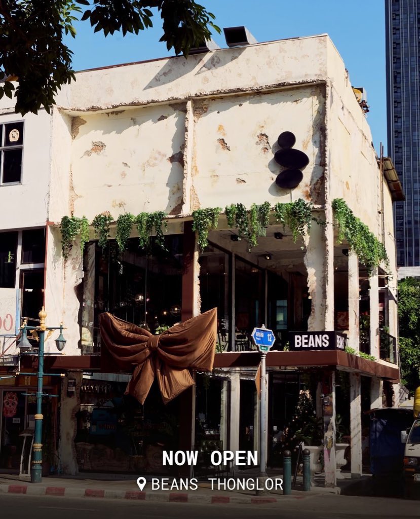 beansroaster_'s tweet photo. Now Open | BEANS Thonglor จากจุดเริ่มต้นของ BEANS...
วันนี้เรากลับมาที่ทองหล่ออีกครั้ง ในบ้านหลังใหม่ที่ใหญ่ขึ้น อบอุ่น ขึ้น และพร้อมต้อนรับทุกคนให้มาสัมผัสความรู้สึกแบบ BEANS อีกครั้ง
BEANS Thonglor (ซอยทองหล่อ 12)
#BeansBKK #BEANScoffeeroaster 
#BEANSThonglor #specialtycoffee https://t.co/VIMY3lZUQl