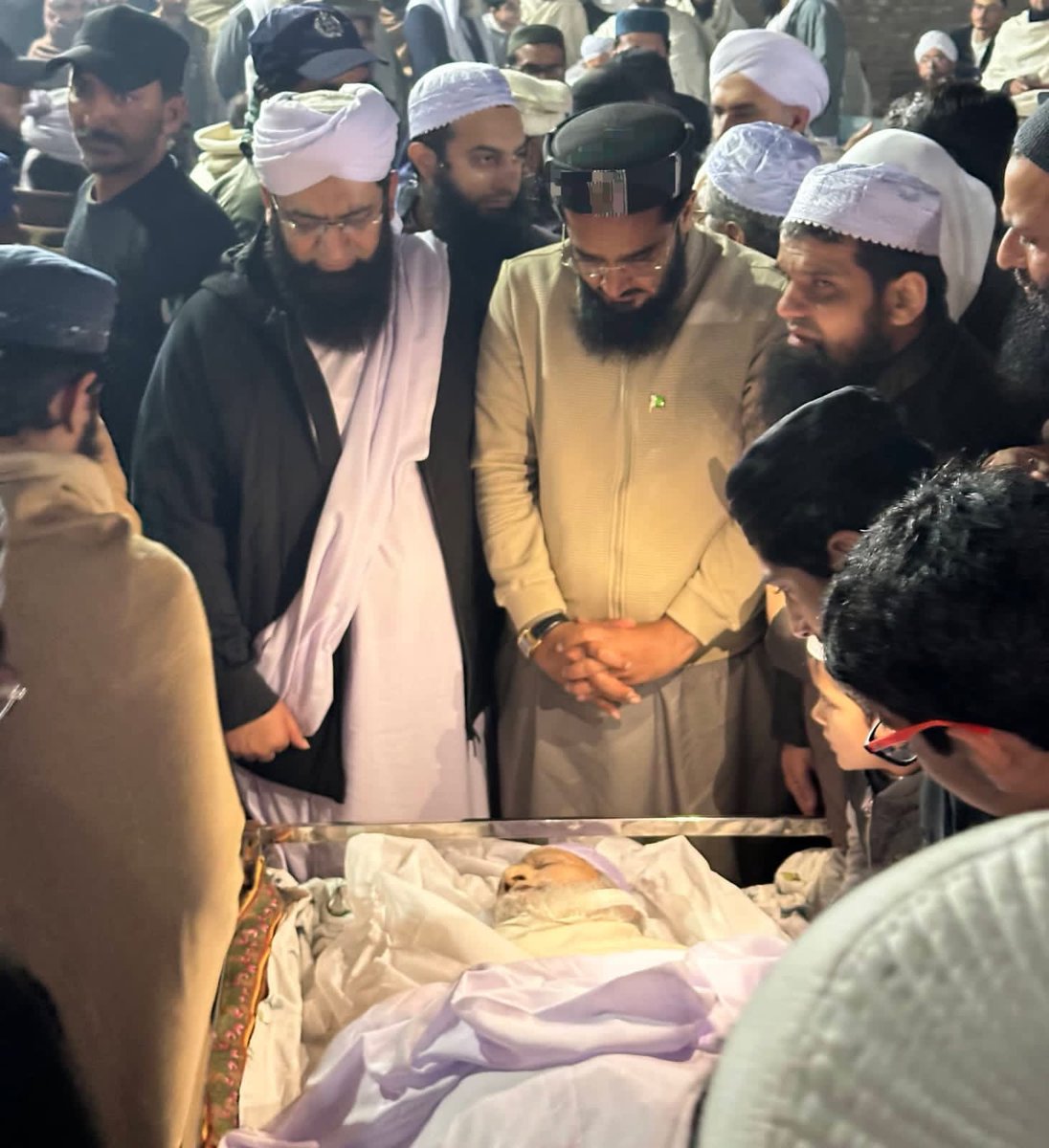 AbdulBasitQasm5's tweet photo. جنہوں نے لوگوں کو رب سے جوڑا، آج خود رب کے حضور حاضر ہو گئے۔

حضرت جی کا سفر آخرت اور آخری دیدار کیجئے 😢 https://t.co/6W2wcsP4GN