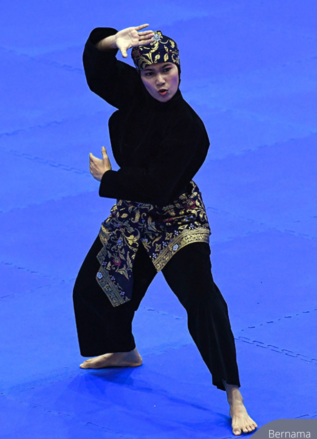 🔥National silat athlete Syafiqah Hamzah has secured her first gold in the women’s singles, ending Malaysia's 20-year gold-medal drought in the event.

Syafiqah scored 9.960 points, defeating Brunei’s Wasiqah Aziemah, who scored 9.920 points.

📷: Bernama