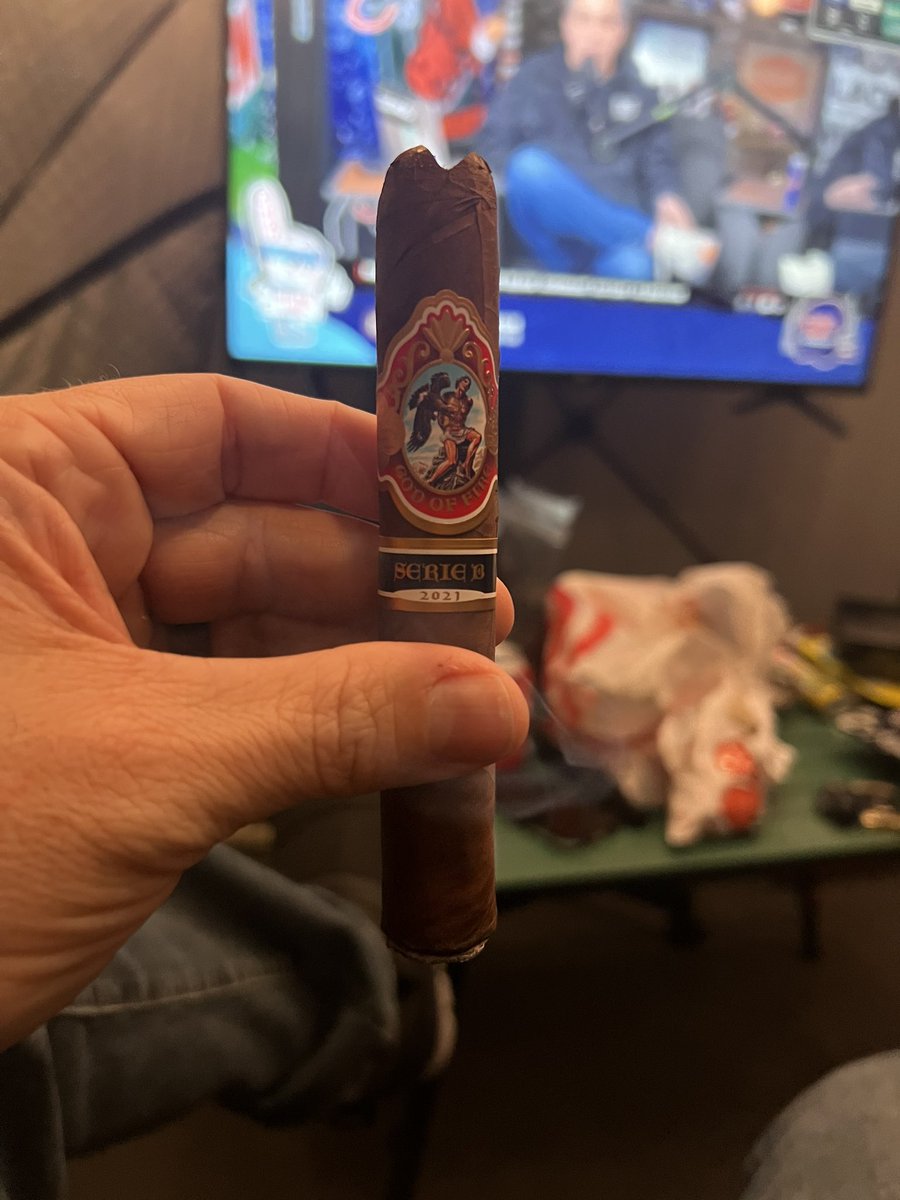 Widd62285's tweet photo. Oh yeah! Celebrating this @ChicagoBears win with a #GodofFire Serie B cigar to celebrate. Down to the nub! Da Bears! https://t.co/Ml9DWVoIwp