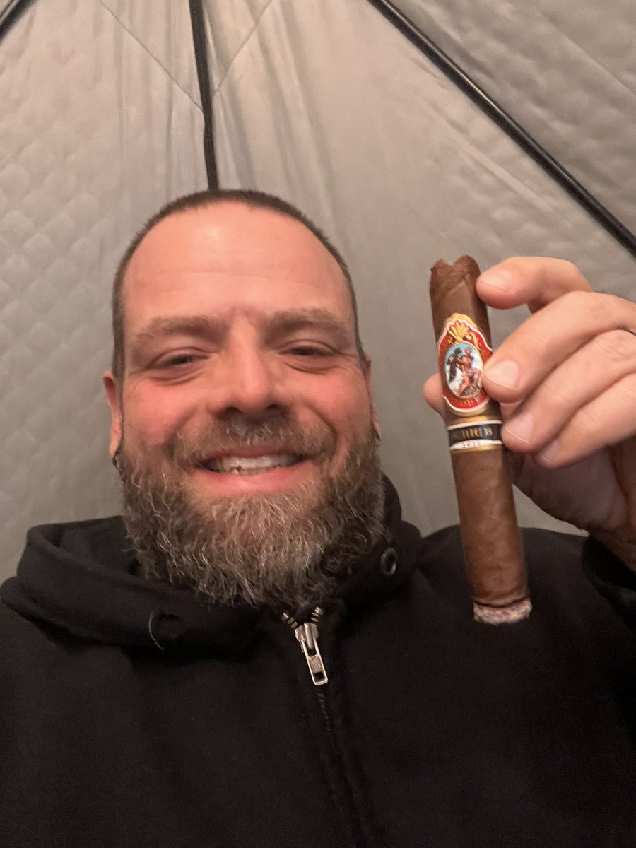 Widd62285's tweet photo. Oh yeah! Celebrating this @ChicagoBears win with a #GodofFire Serie B cigar to celebrate. Down to the nub! Da Bears! https://t.co/Ml9DWVoIwp