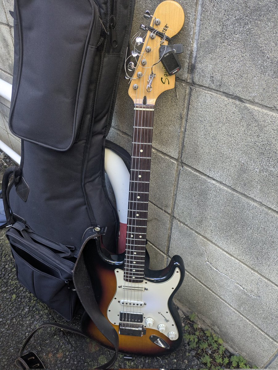 yh5uZ6mukV's tweet image. ⚠️拡散希望⚠️
今朝八王子駅の近くのコインパーキングでスクワイヤーのストラトが捨てられ中の備品なども全部周辺にぶちまけられてました
盗難か酔って忘れたのかわかりませんが持ち主の方かその知り合いの人で心当たりある方はこの投稿が本人に届きますように
ギターや備品は八王子の警察に届けました