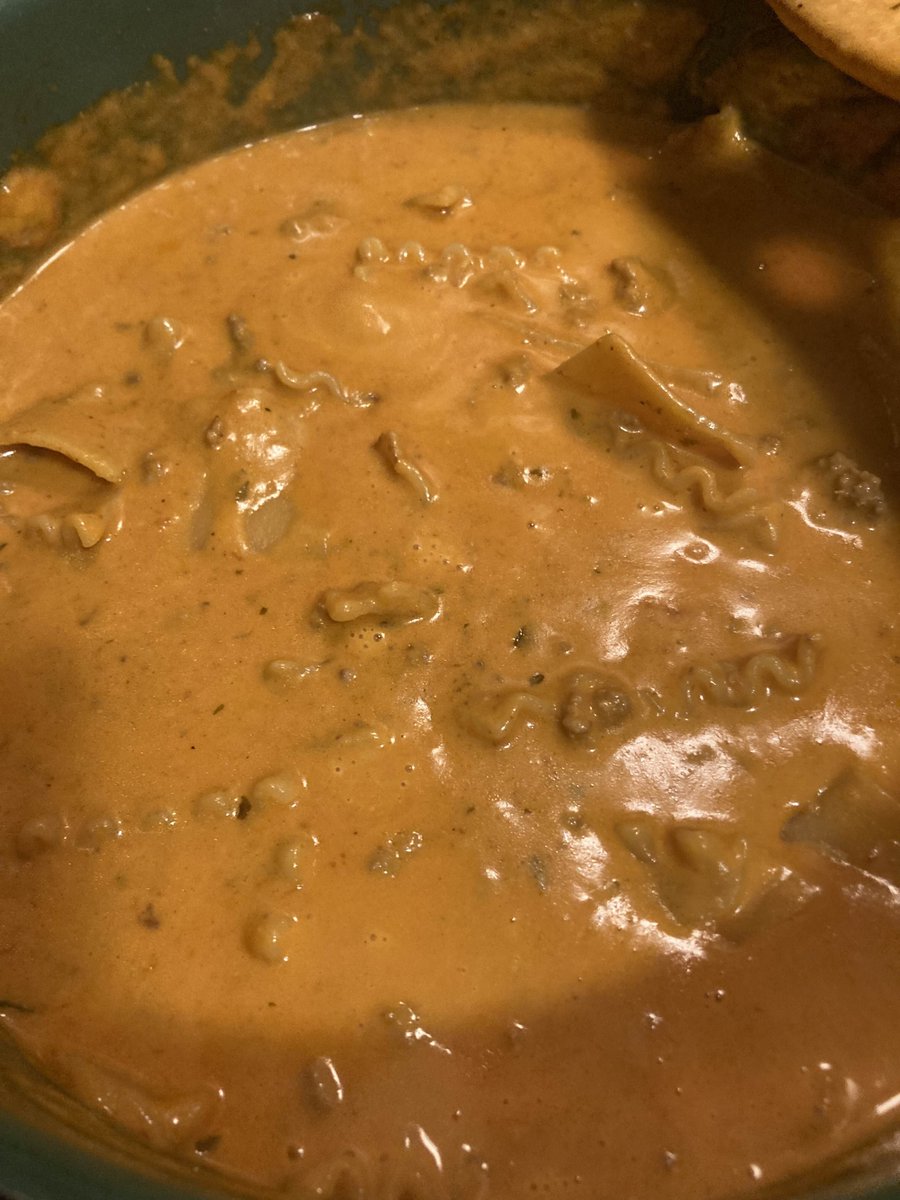 I made lasagna soup with a lot of cream and cheese. And I put Ricotta on it once I put it in a bowl. Would you have some? 🥺💕