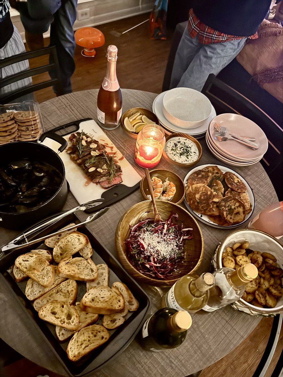 notmgha's tweet photo. Dinner🦞🥩 https://t.co/AyIqbnCo9F