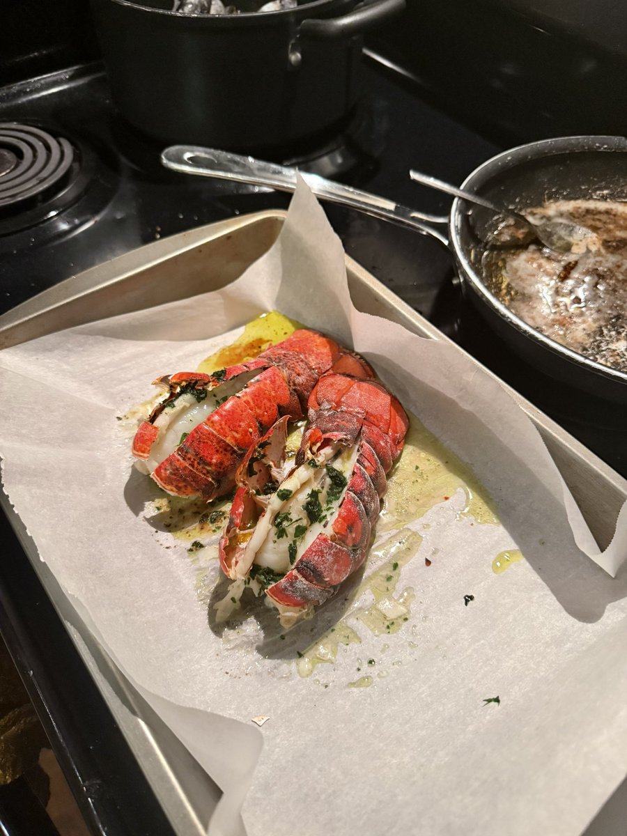 notmgha's tweet photo. Dinner🦞🥩 https://t.co/AyIqbnCo9F