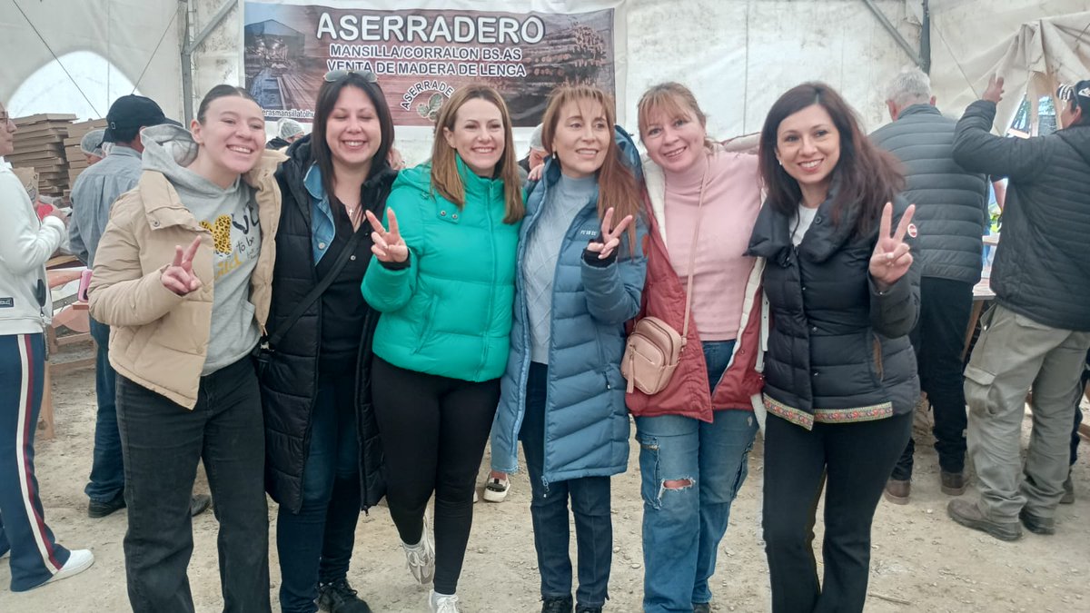 Junto a la senadora Cristina López y al equipo del Centro Cultural ‘Nueva Argentina’ de Tolhuin, visitamos la 22° edición de Fiesta Provincial de la Lenga Fueguina. 

#tolhuin #lenga #desaeeollo #cultura #comunidad #jcpinotdf #cristinalopeztdf #ccna
