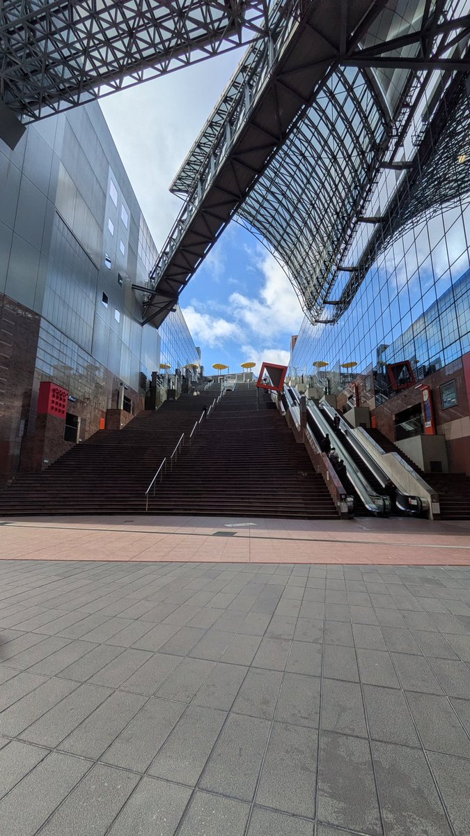 懐かしの京都駅大階段。ここでソロ吹いたなぁ。