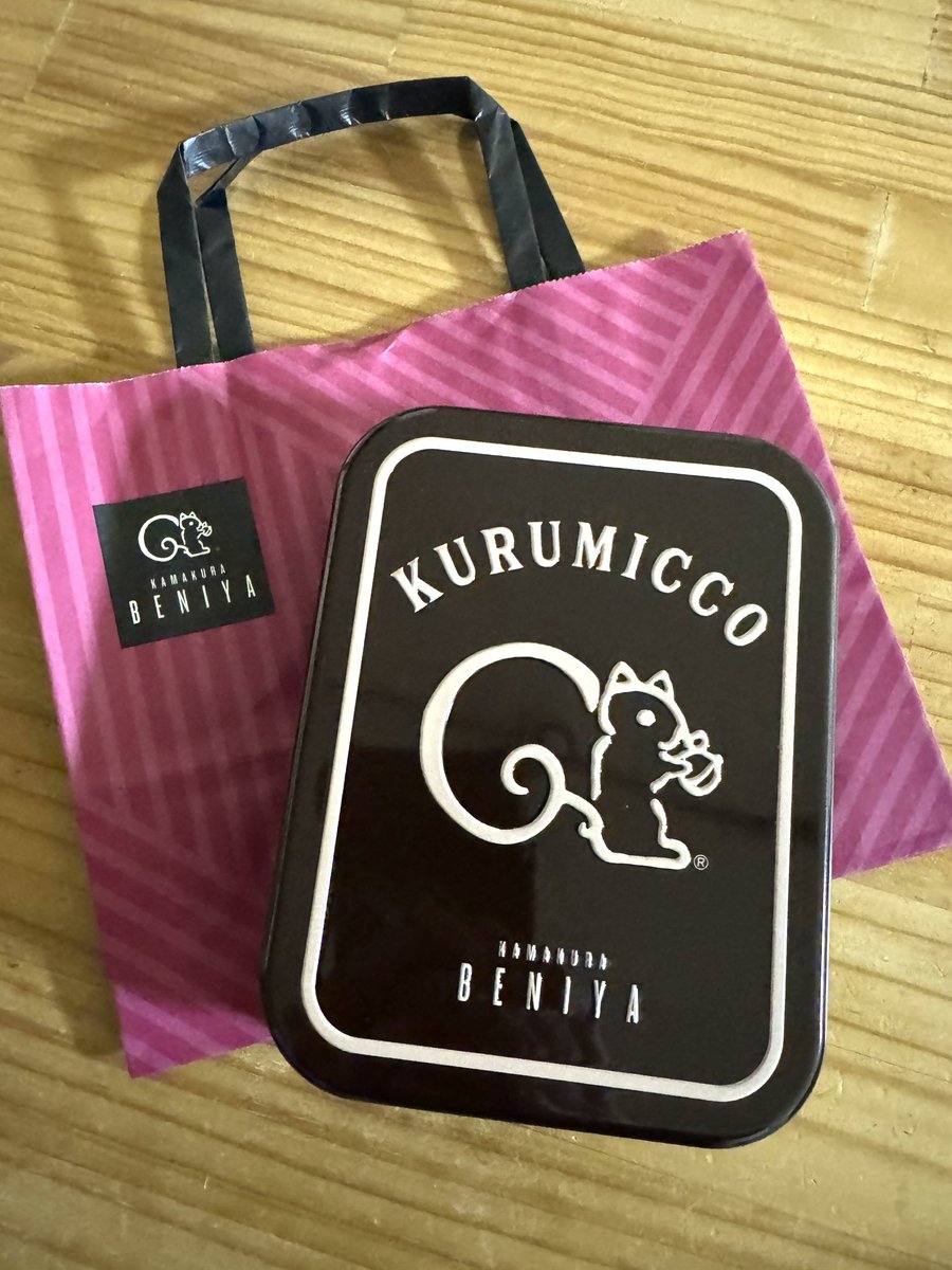 クルミッ子を頂いてテンション上がる⤴️ しかも缶入り✨ すでに1個 クルミッ子を頂いてテンション上がる⤴️ しかも缶入り✨ すでに1個