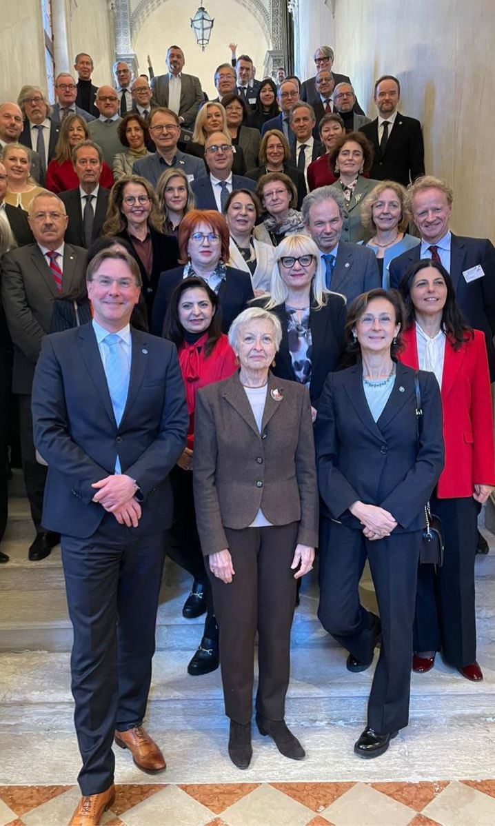 50mas1Mx's tweet image. La Colectiva Nacional 50+1 felicita a nuestra integrante nacional, Mtra. Mónica Aralí Soto Fregoso, Magistrada del @TEPJF_informa, por su nombramiento como Vicepresidenta de la Subcomisión de las Instituciones de Defensoría del Pueblo de la Comisión de Venecia.
#Somos50más1