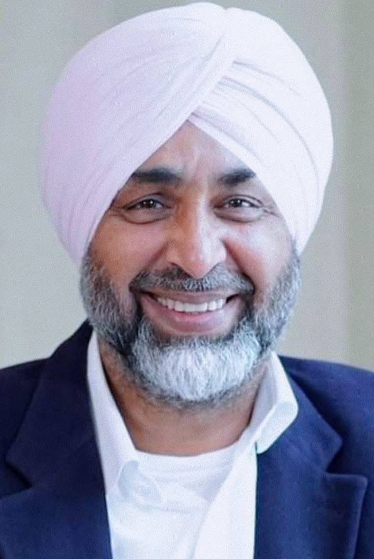 Kambojshersingh's tweet image. "Manpreet Badal's" daughter "Riya Badal" got engaged to "Maratand Singh" of "Dogra Gharana" of "Jammu". 

A big "famous house" of Jammu is Dogra "Vikramaditya Singh" family.

Sikh-Dogra elit marriage link.