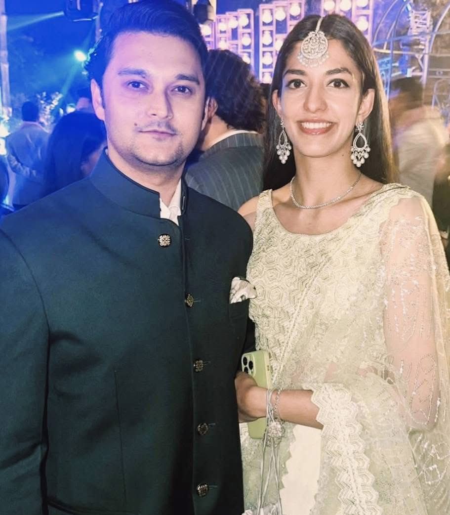 Kambojshersingh's tweet image. "Manpreet Badal's" daughter "Riya Badal" got engaged to "Maratand Singh" of "Dogra Gharana" of "Jammu". 

A big "famous house" of Jammu is Dogra "Vikramaditya Singh" family.

Sikh-Dogra elit marriage link.