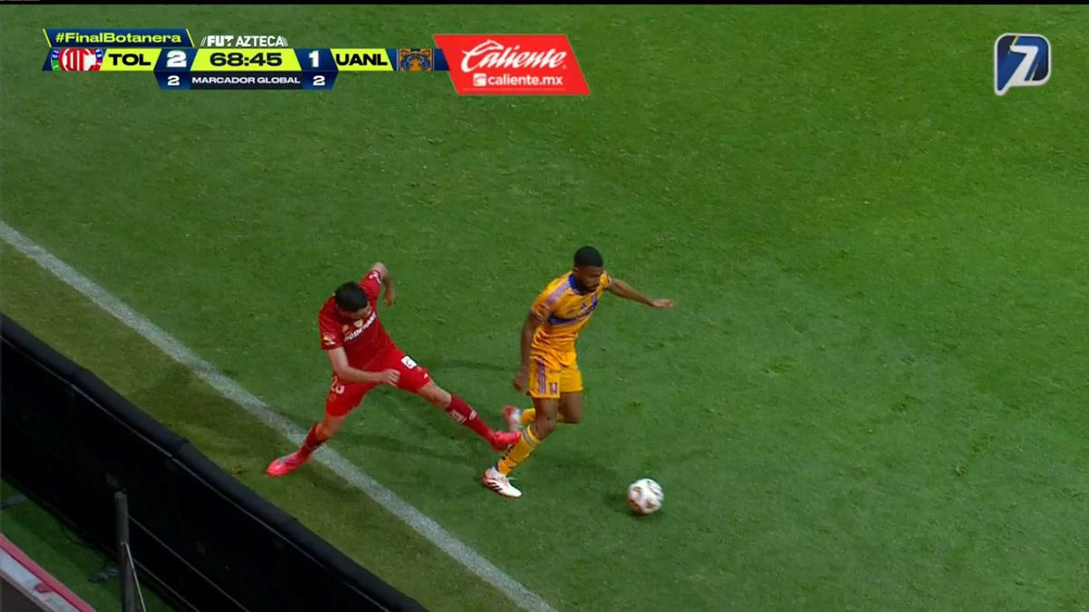 Otra tarjeta roja que le perdonan a Toluca. 

Estan acuchillando a Tigres en el Nemesio Diez.