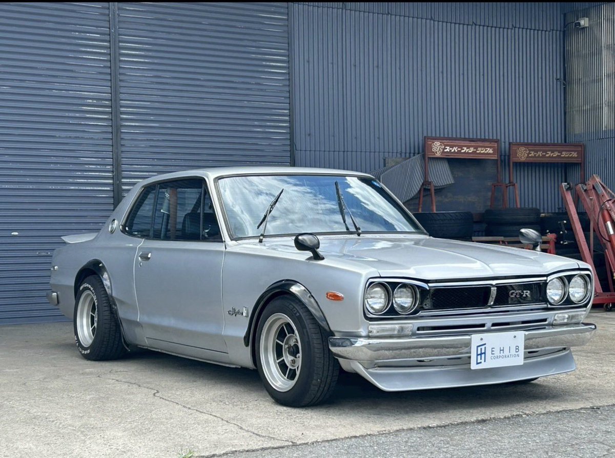 666evo8's tweet photo. ハコスカ欲しい方居ませんか？
エンジンL28載せ替え、公認取ってからのお渡しです。
外装���細かいところ見れば年式相応って感じですが、全体的に綺麗です！
内装もそれなりに綺麗って感じです。
写真リプに追加しておきます。
950万　ある程度相談乗れます。
現車確認可
#車売ります #拡散希望 https://t.co/9d2RSaCxuU