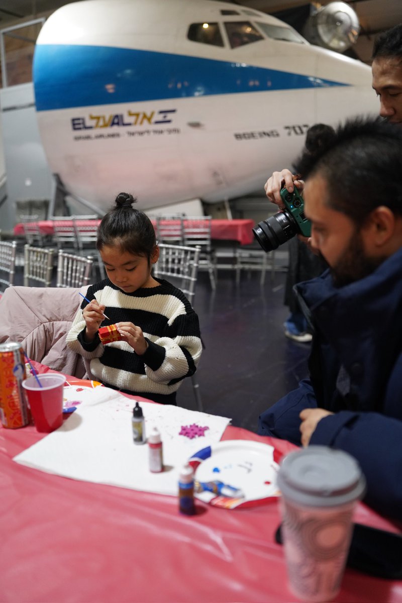 Liretro's tweet image. Thank you to all the attendees, artisans, vendors, volunteers and most of all, you, for sharing a bit of your holiday season with us at Festival of Games.  May your holidays be full of happiness and power ups.