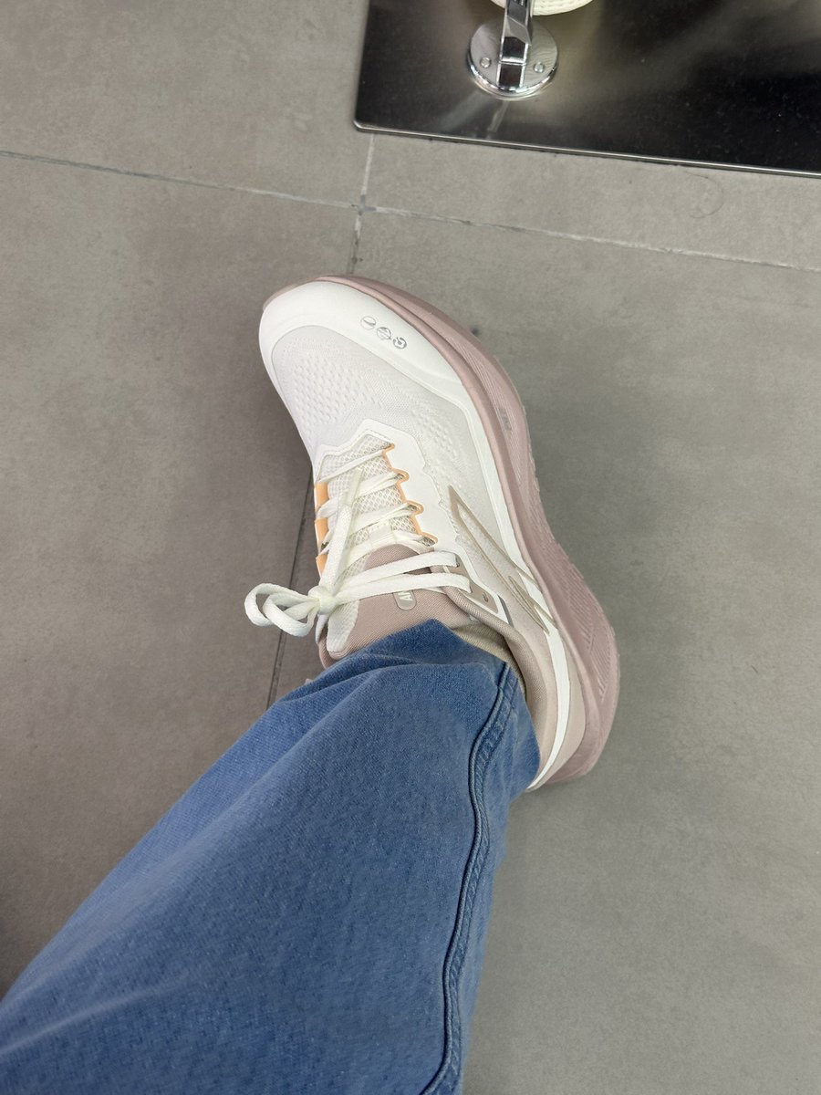 Weh first time i try brand ANTA &amp; tak sangka selesa namampsss!!! NB530 harga 400 pun tak se selesa niii 🥹 

Nak pakai jalan round mall pun boleh nak buat running pun boleh. Kalau berlari tu memang confirm bouncyyyy melantun lantun wakk sebab ringan gila 😭💖👏🏻￼