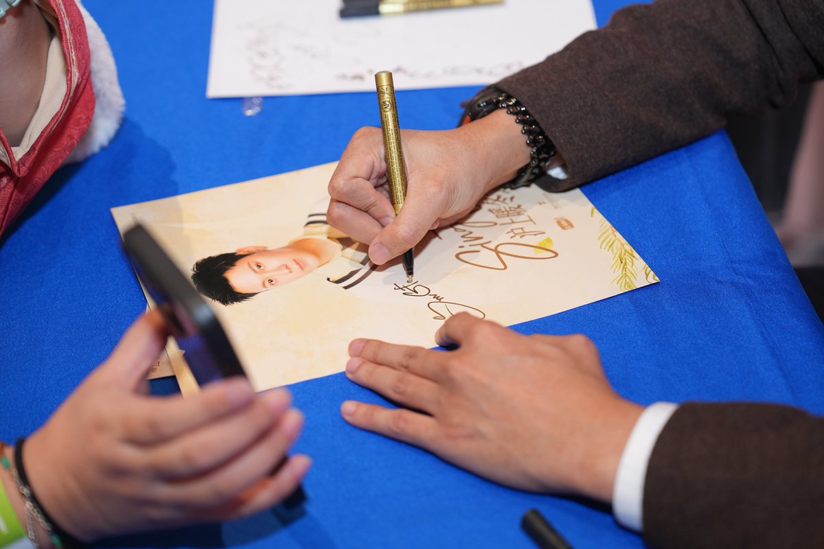 satoshi_87's tweet photo. His hands are so beautiful. 🫠💕
Cr. 河南壹零玖文化传媒
SINGTO AT SHANGHAI
#SingtoWarmWinterinShanghai
#SingtoPrachaya
#SingtoFansign https://t.co/JYAH8E0hrB