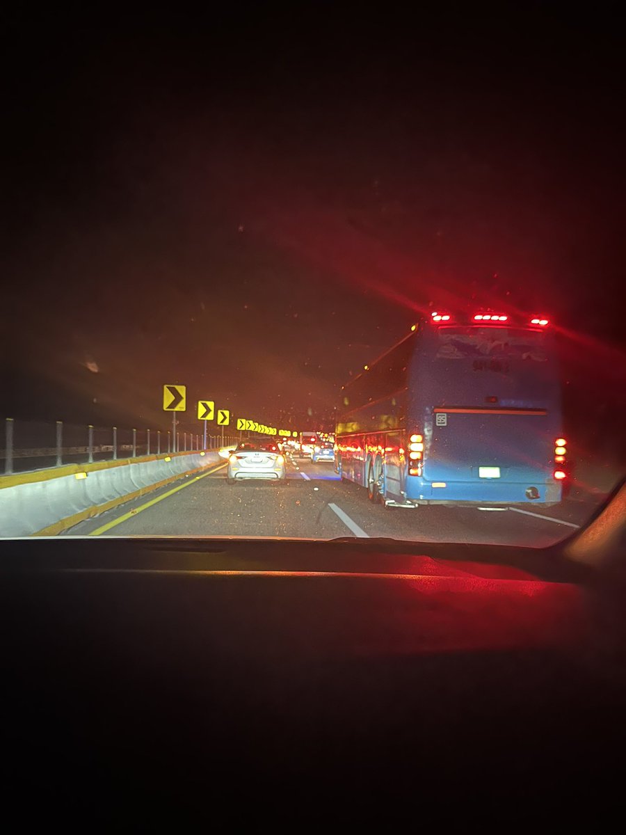 anackingm's tweet photo. @CAPUFE 2km de fila para pasar la caseta de palo blanco. Ahora cuál es el pretexto para no buscar una solución y que esto no se repita cada semana? 
No está el carril de exclusivo activo y solo 2 casetas operando. https://t.co/GSZlCjaOWW
