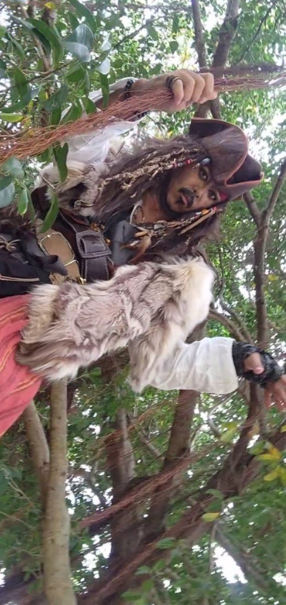 NAMI59015901's tweet photo. コミコン沖縄 米軍基地 キャンプフォスター #PiratesOfOkinawan #巳年ありがとうSP #パイレーツオブオキナワン #HABUバージョン #ガジュマルの気根 #ハブ柄ファー #キジムナー #腰布 #首里織 #コミコン沖縄 #ジャックスパロウ #ジョニーデップ #VOGUE #okicon https://t.co/0DWEbcGY65