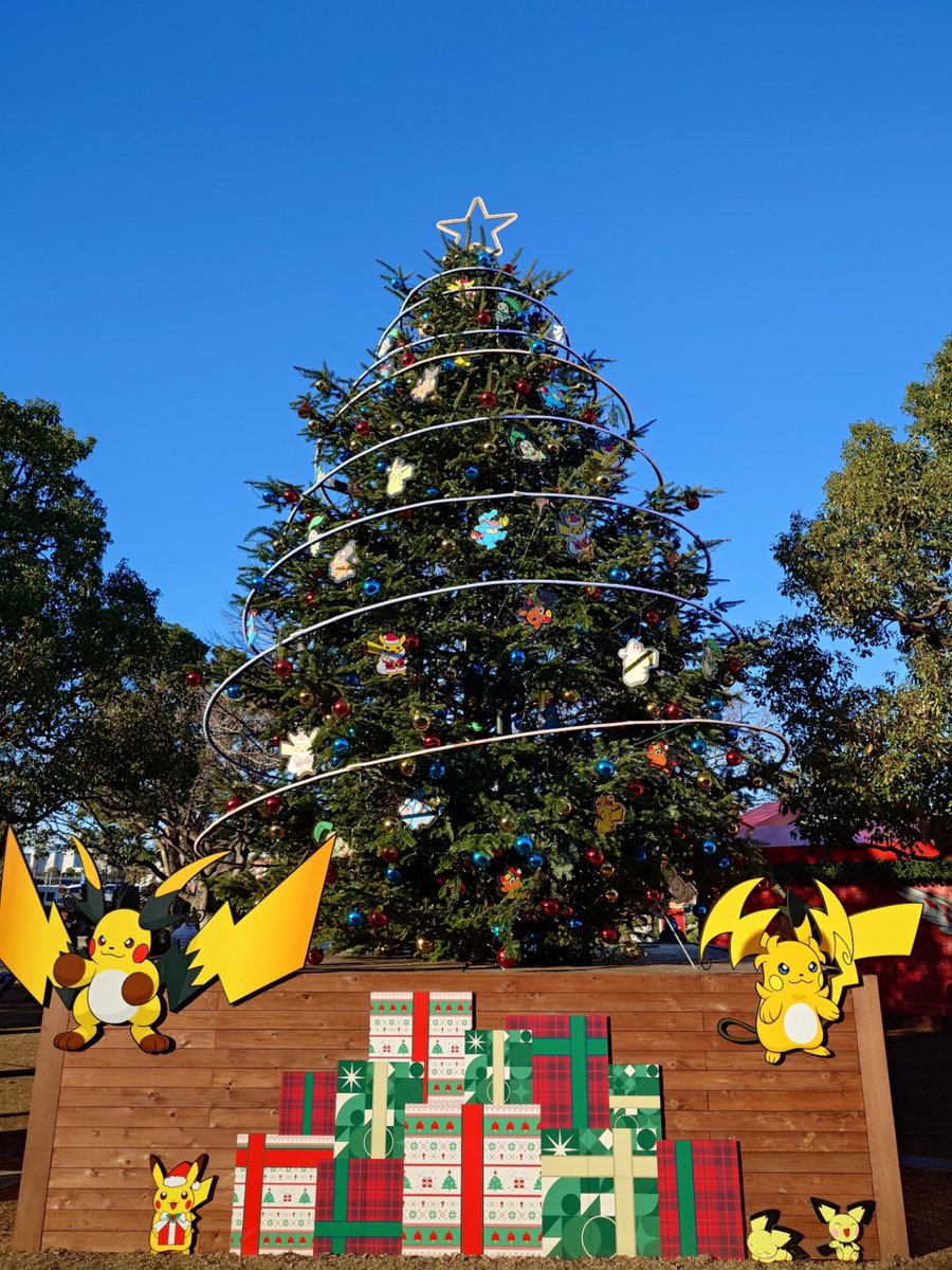先日、夏菜子ちゃんが点灯式に出席していたポケモンのツリーは、2号館