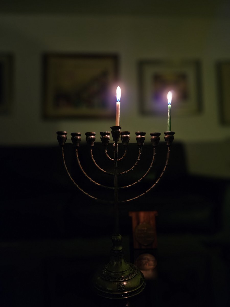 ¡Feliz Jánuca! 
Un poco de luz puede disipar una gran oscuridad.