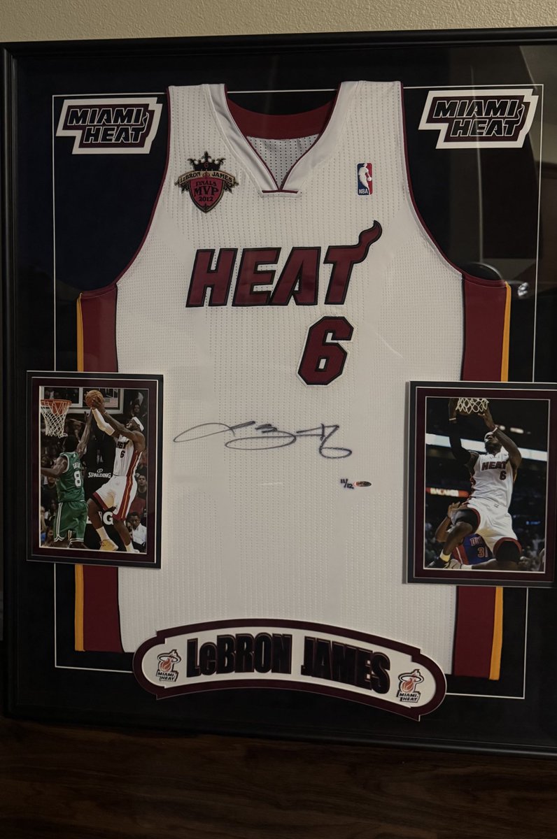 No dimensionan el nivel de satisfacción que se siente tener esta joya en las manos.
Jersey 2012 MVP, con parche y autografiada, del mejor jugador de la NBA, una de solo 12 en todo el mundo 🌍

No es ropa. Es historia.