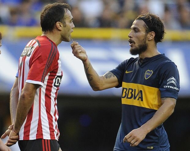 Osvaldo ofreciéndole pasto a Desabato, año 2015.