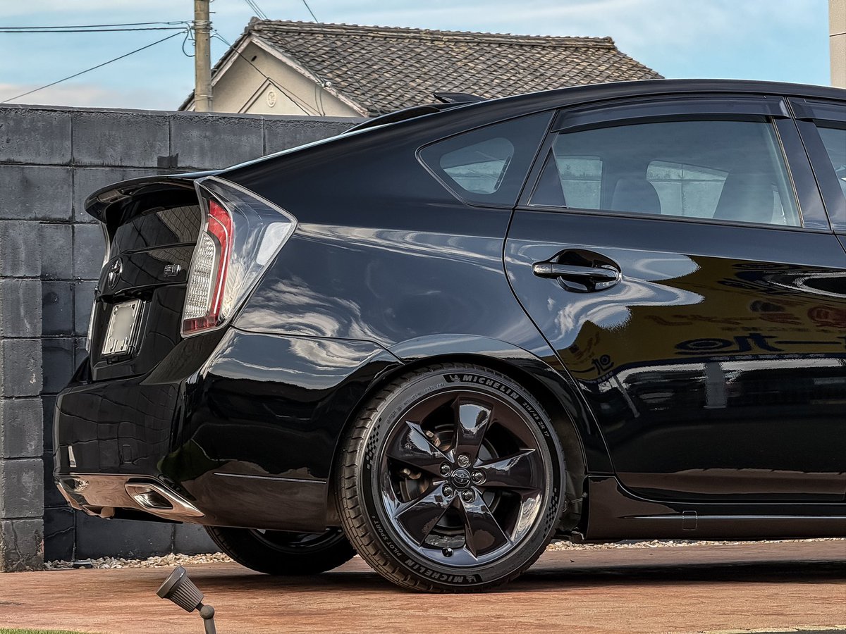 ホイールはツーリングセレクション純正17インチをキズ修正、3Dバレル研磨した後にスモークでパウダーコート、光の当たり方で色の濃淡が変化するカラーです。写真では伝わりにくいですが、かなり深みのあるカラーリングです。合わせるホイールナットは60系プリウスのブラックメッキ仕様、ロックナットも