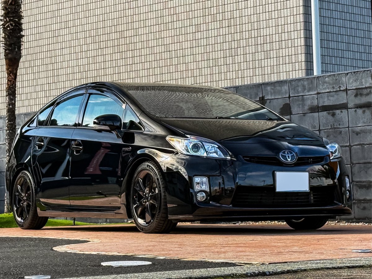 ホイールのツラ具合は車検対応のKSPエンジニアリングのスペーサー、フロントは7mm、リアは15mm、フロントは専用ナットを使用しますが、これはブラックメッキが用意できなかったので、バフ掛けした後にスモーク塗装で近似色を再現しています。車高はクスコの車高調で程よくローダウン、お出かけにも不便