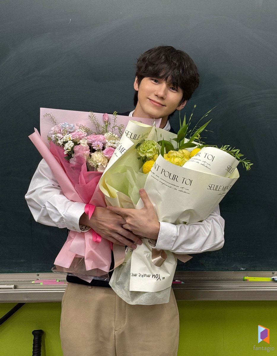 [📰] 옹성우, 연극에 단막극까지 접수 “올해 알차게 보내 뿌듯”

▶️ naver.me/5u9fljr1 

#옹성우 #ONGSEONGWU #러브트랙 #LoveTrack #첫사랑은줄이어폰