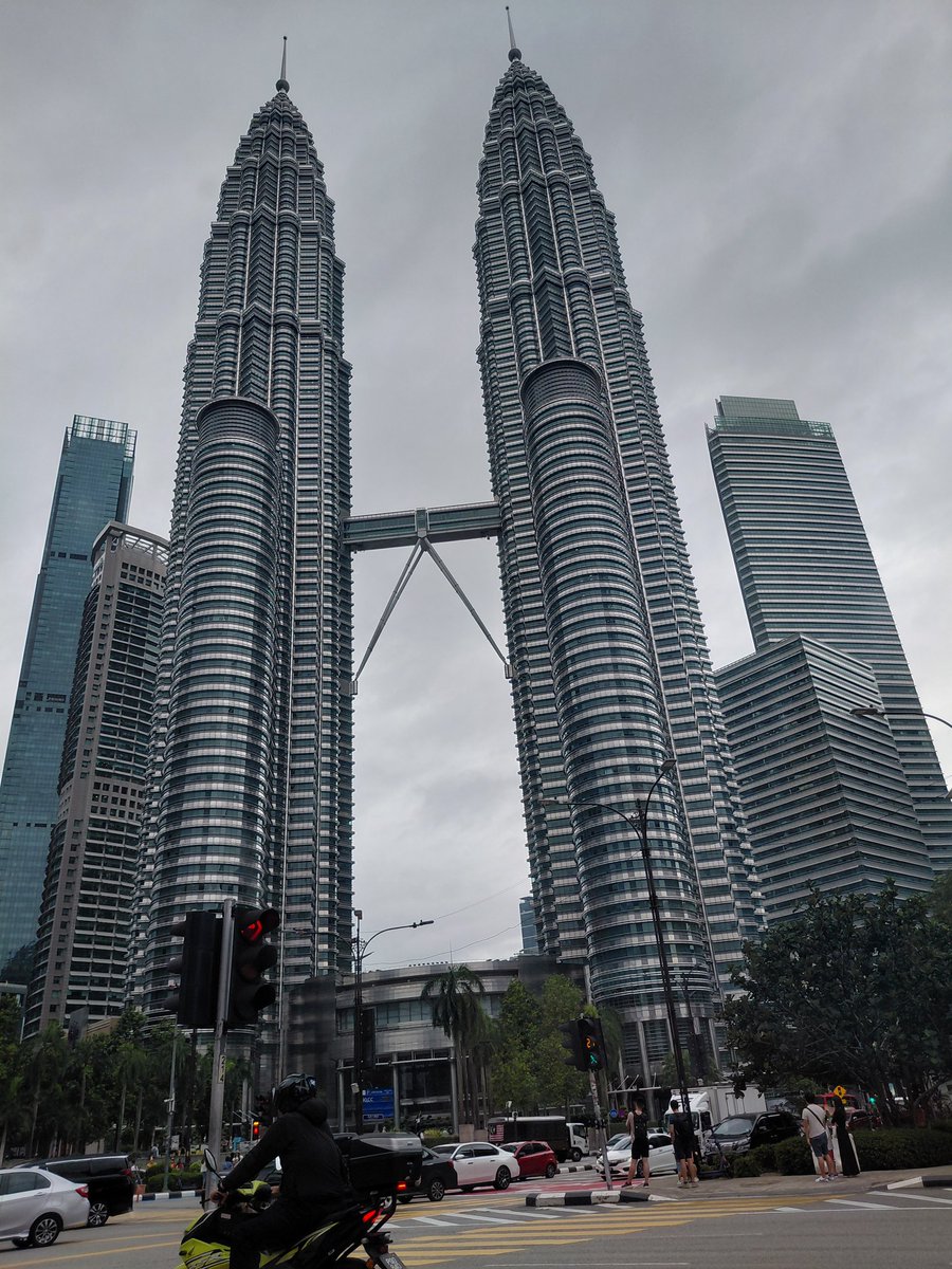 bevng1971's tweet image. On my way for my annual gynae chk up in ampang &amp;amp; i had 2 pass by #petronastwintowers #klcity on a very gloomy &amp;amp; wet day! Looks nice tho. 
#citysights #twintowers #malaysia #kl #skyscrapers