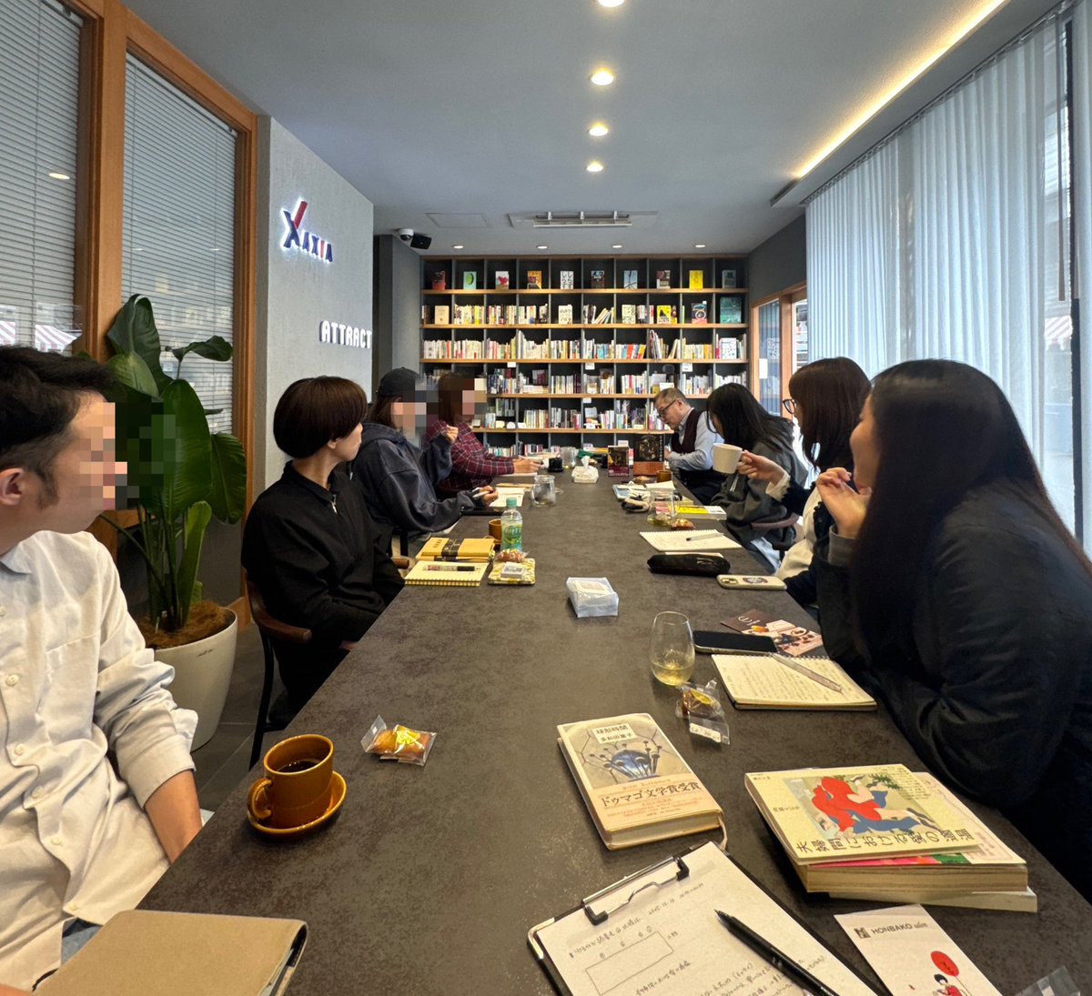 makoroplan's tweet photo. ゆるやか読書会 in 北堀江

9名で開催。5名が箱主さん以外の方で、うち2名が箱主さん検討者✨

「幼い頃から本が好きだったのに、しばらくずっと読めてなかった。ゆるどくキッカケで週1ペースで読めるようになりました」

ビジョンに共感されること、店長が評価されることは、ほんとーにうれしいです🥹

HONBAKOの『箱』船に乗ってみて
https://t.co/3WRzABaf71