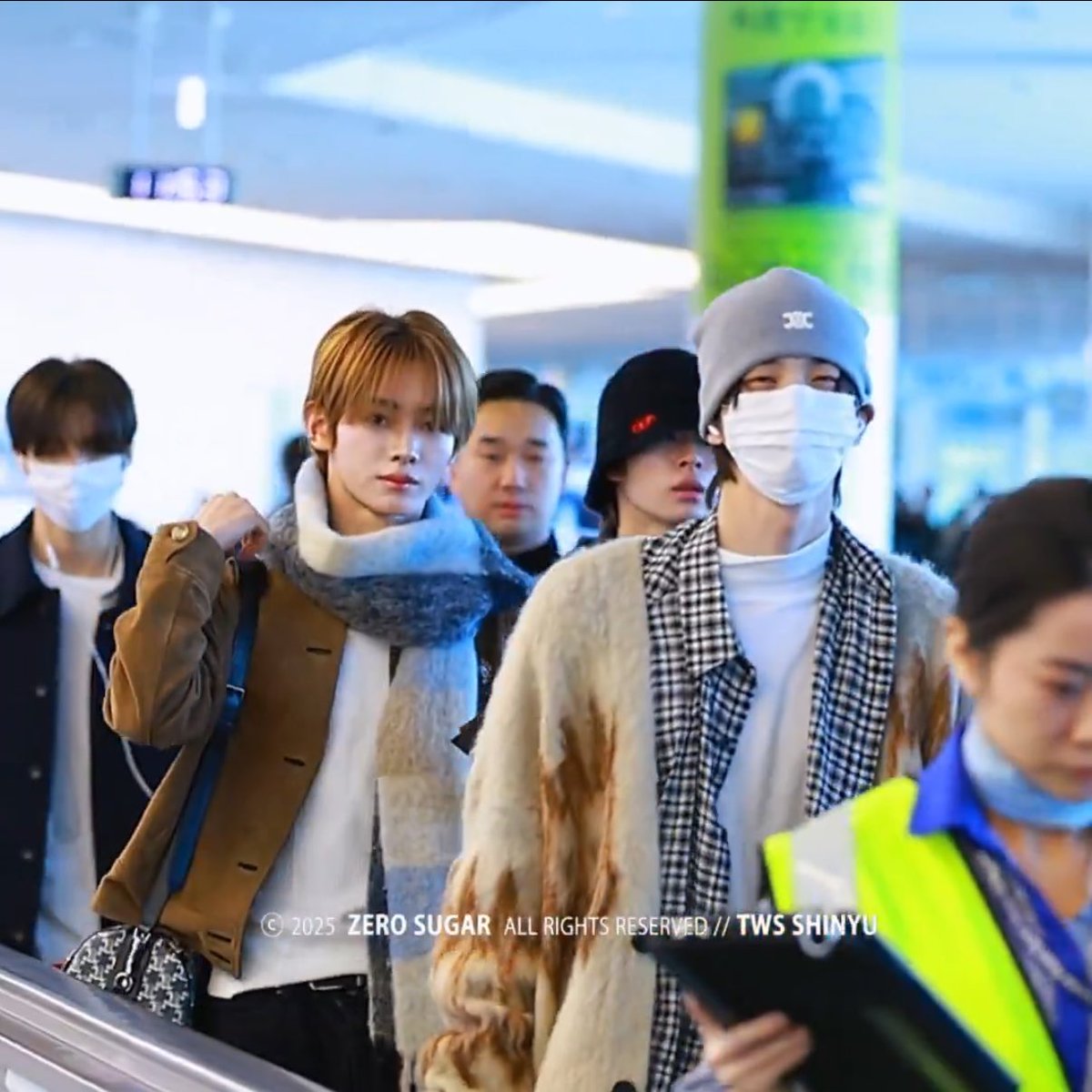 아 개귀엽게 막 ◠ ◠ 이러고 웃고있음